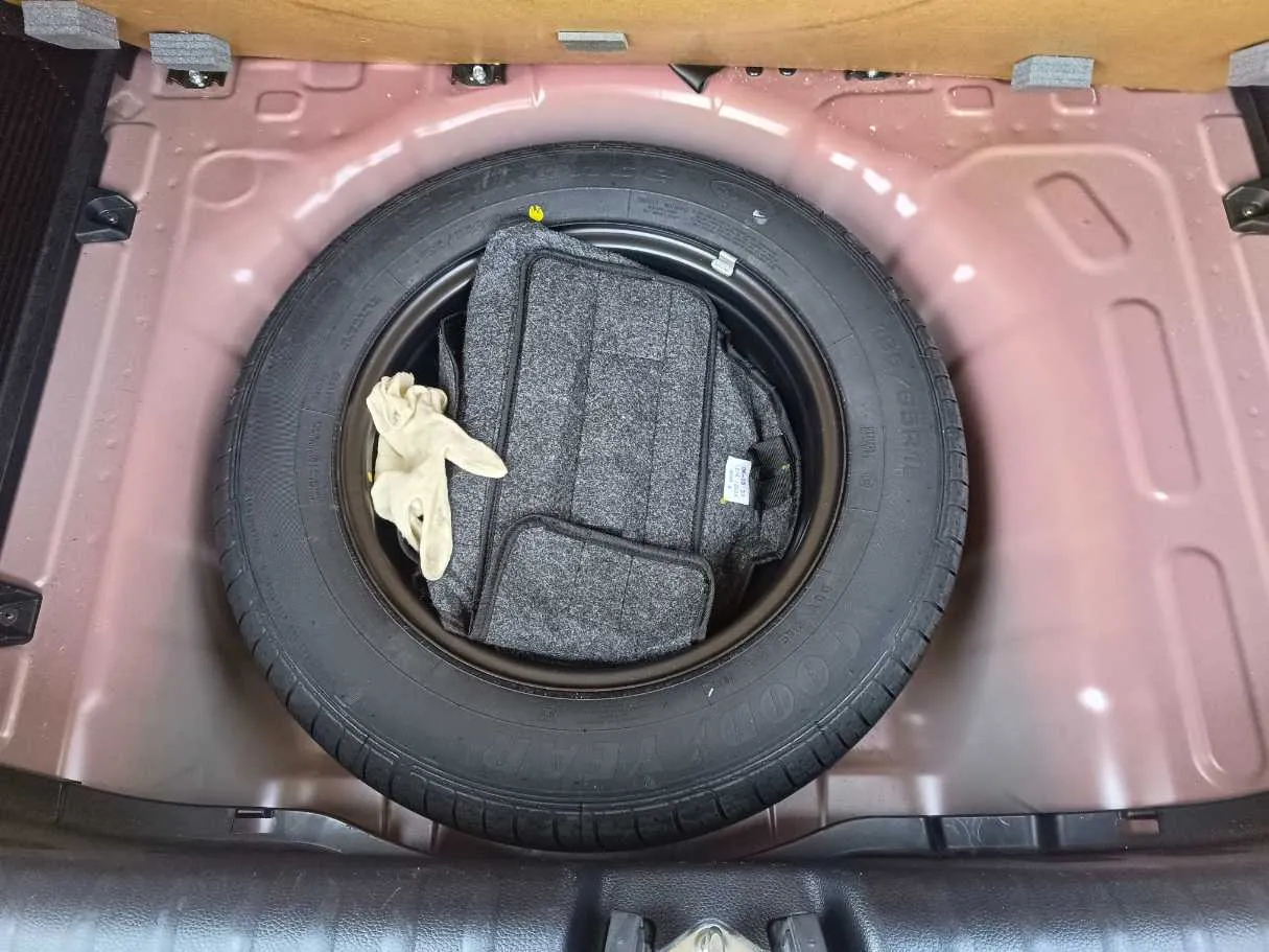 Car image 30