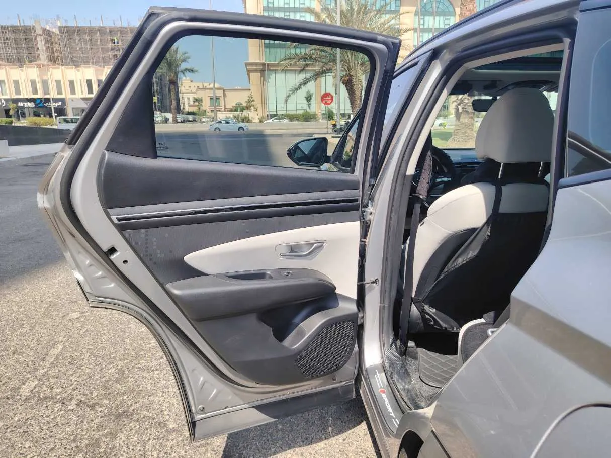 Car image 14