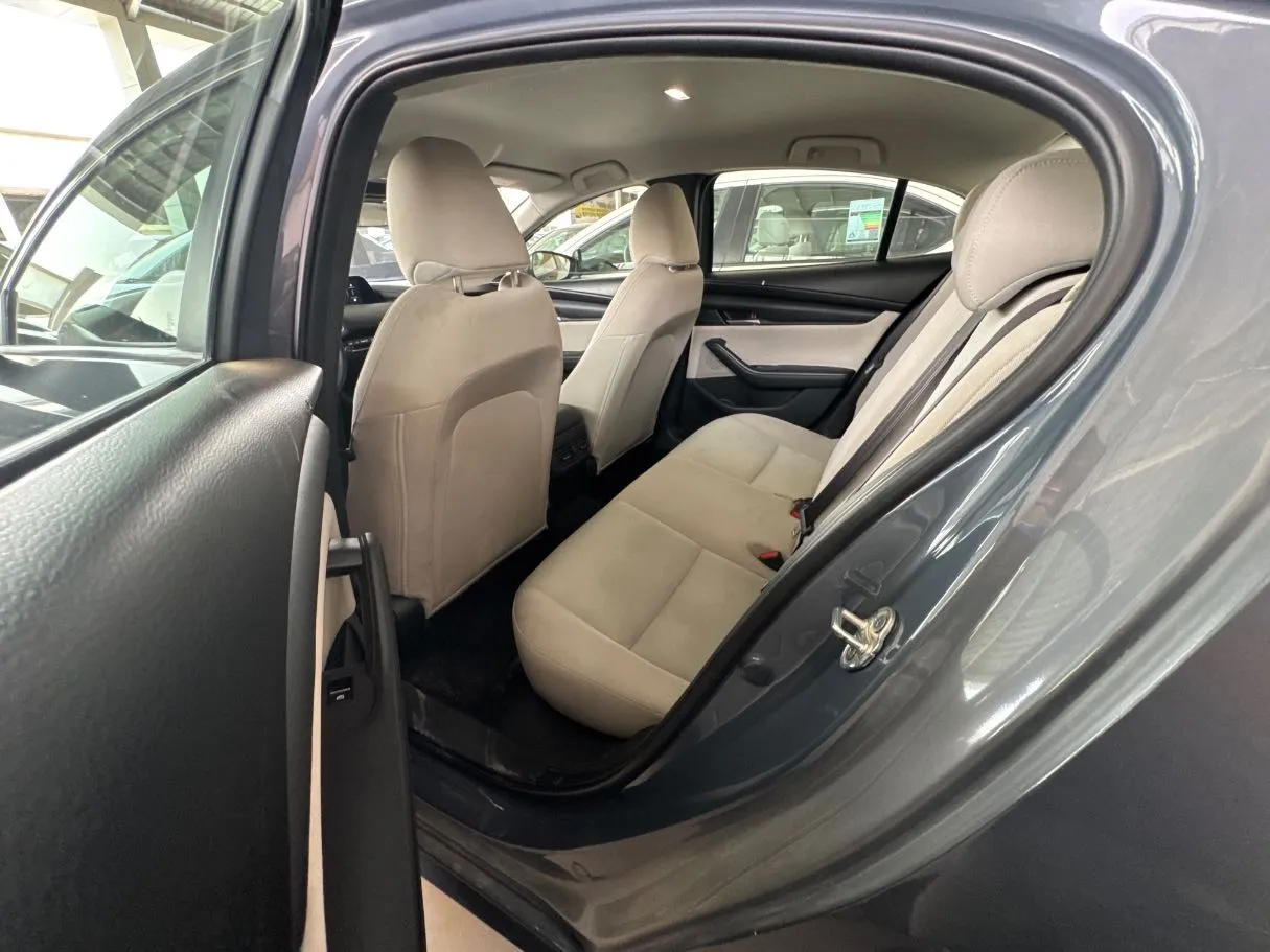 Car image 15