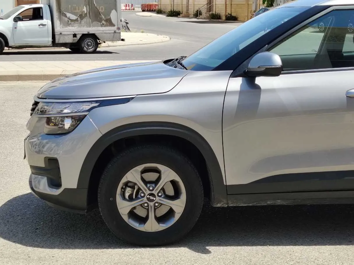Car image 9