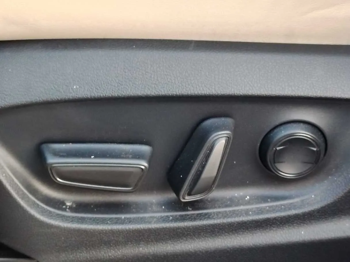 Car image 32