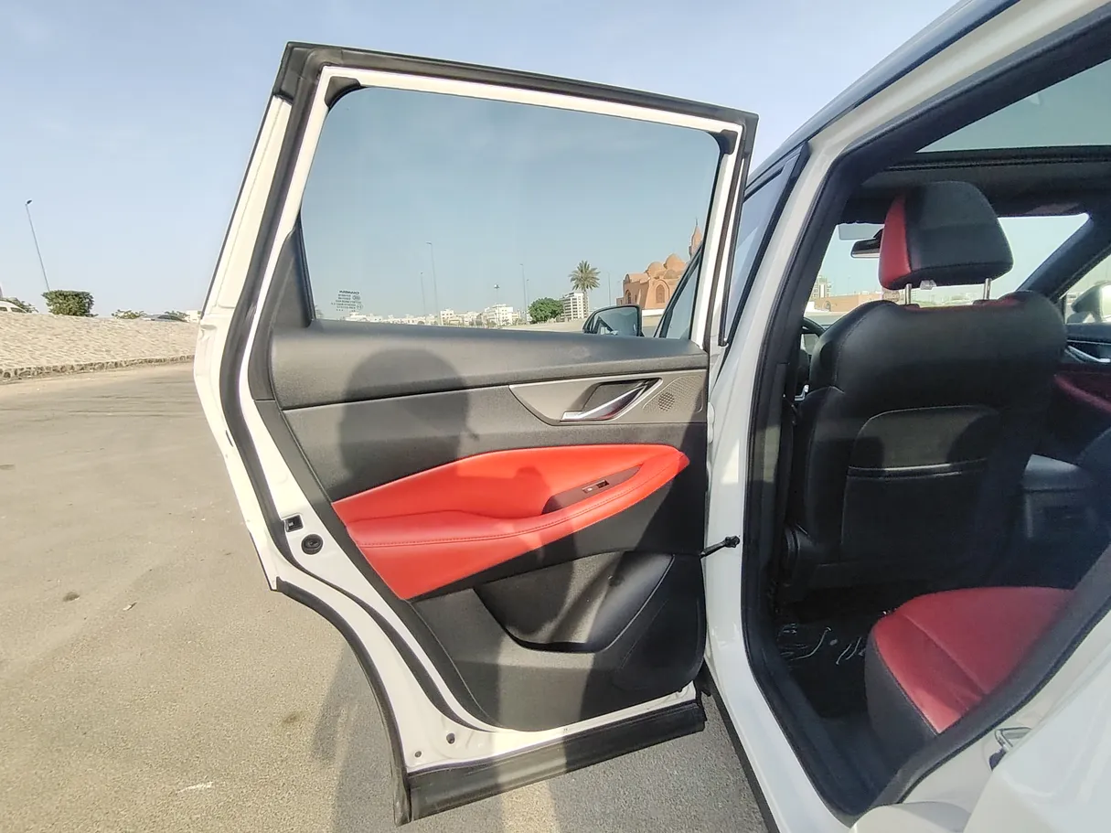 Car image 14