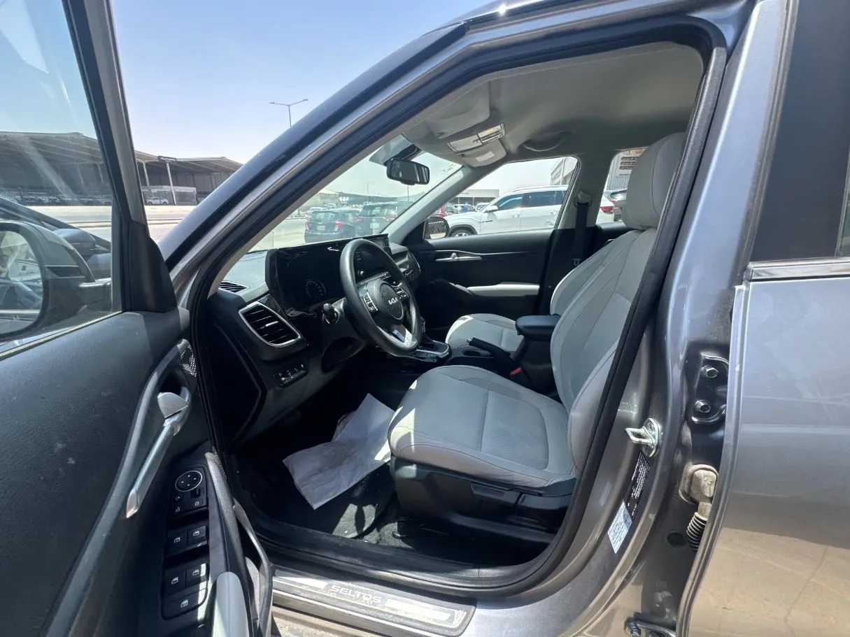 Car image 9