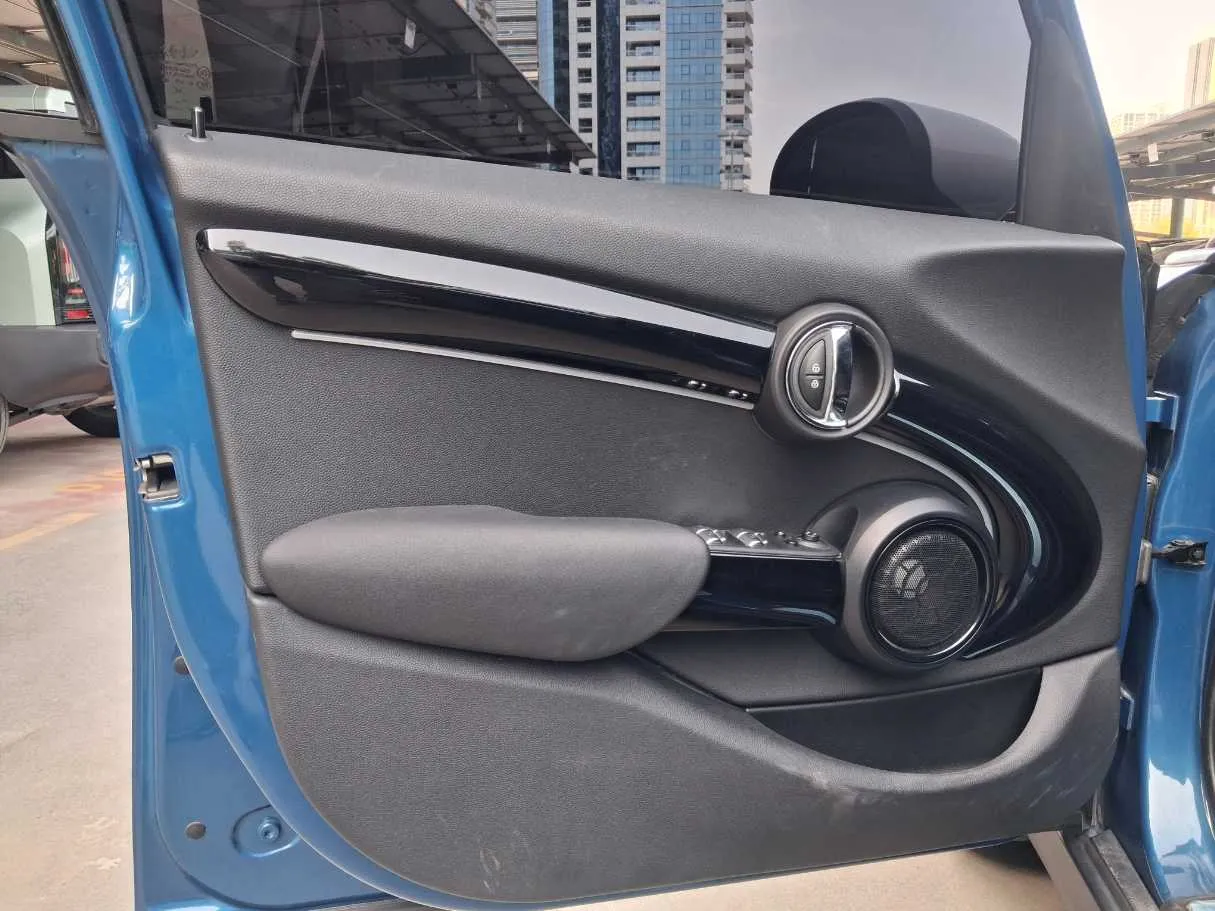 Car image 10