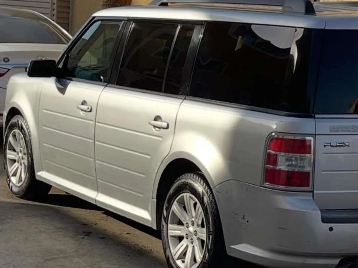 Car image 3
