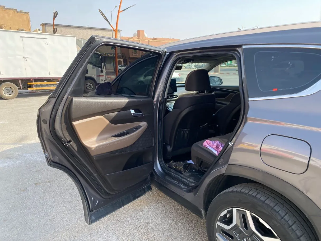 Car image 12