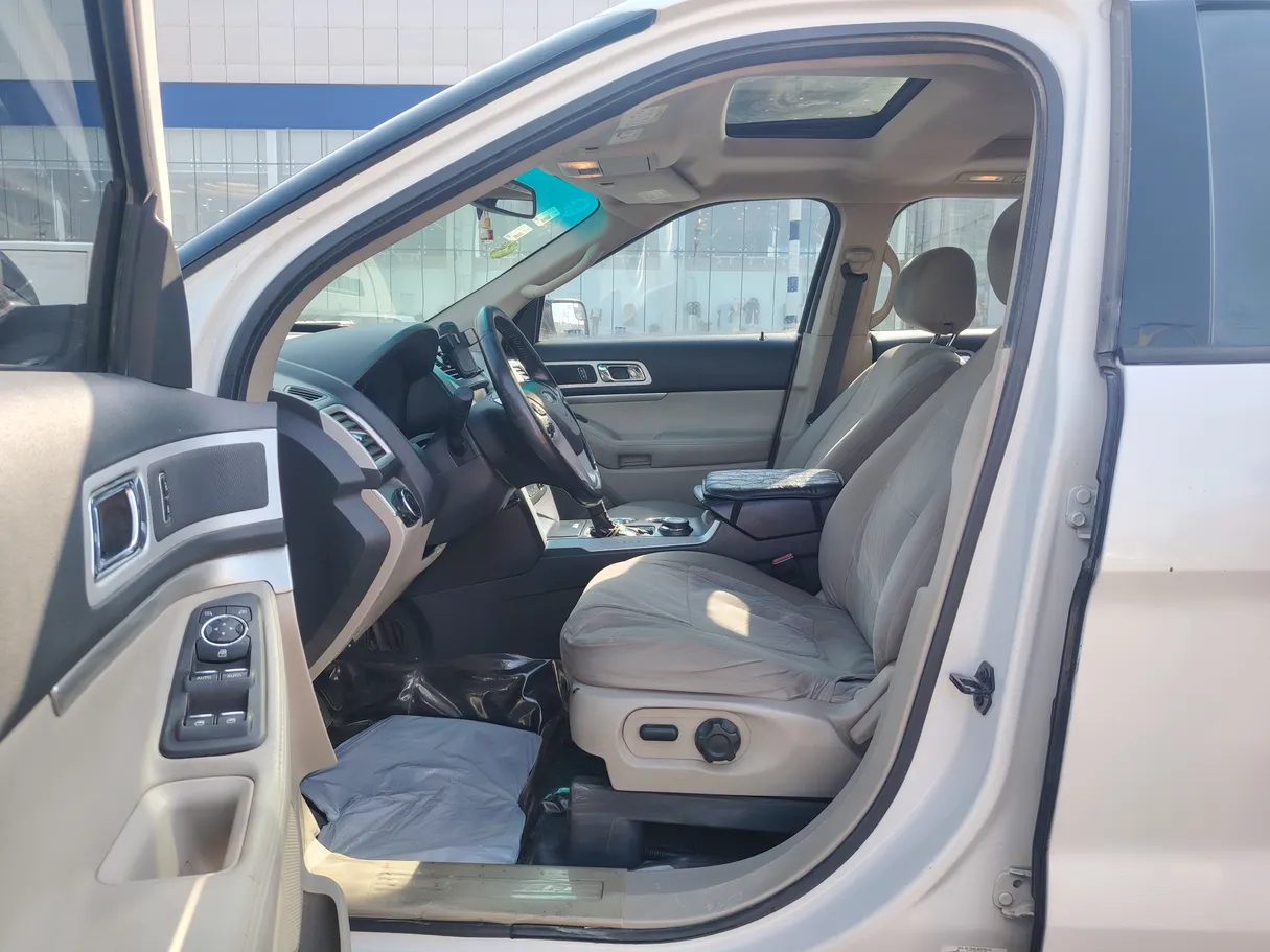Car image 12