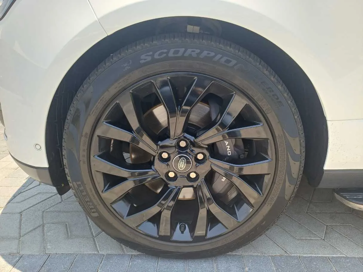 Car image 9