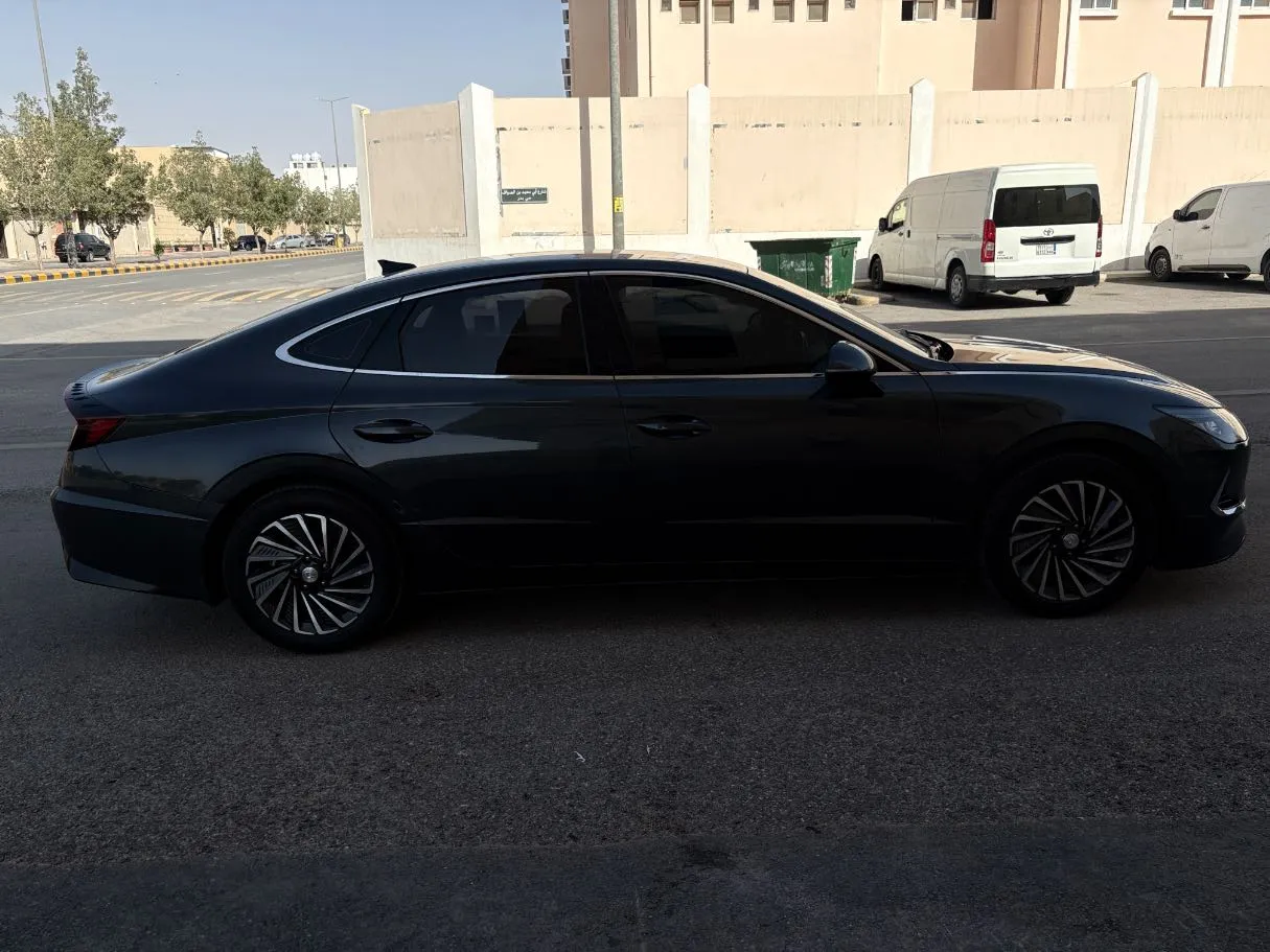 Car image 4