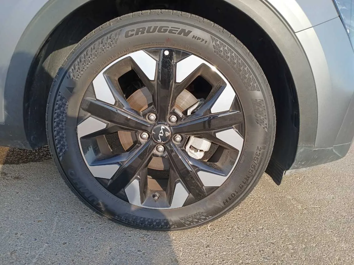 Car image 9
