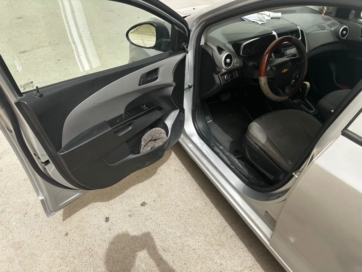 Car image 9