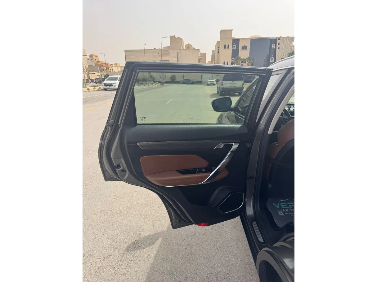 Car image 9