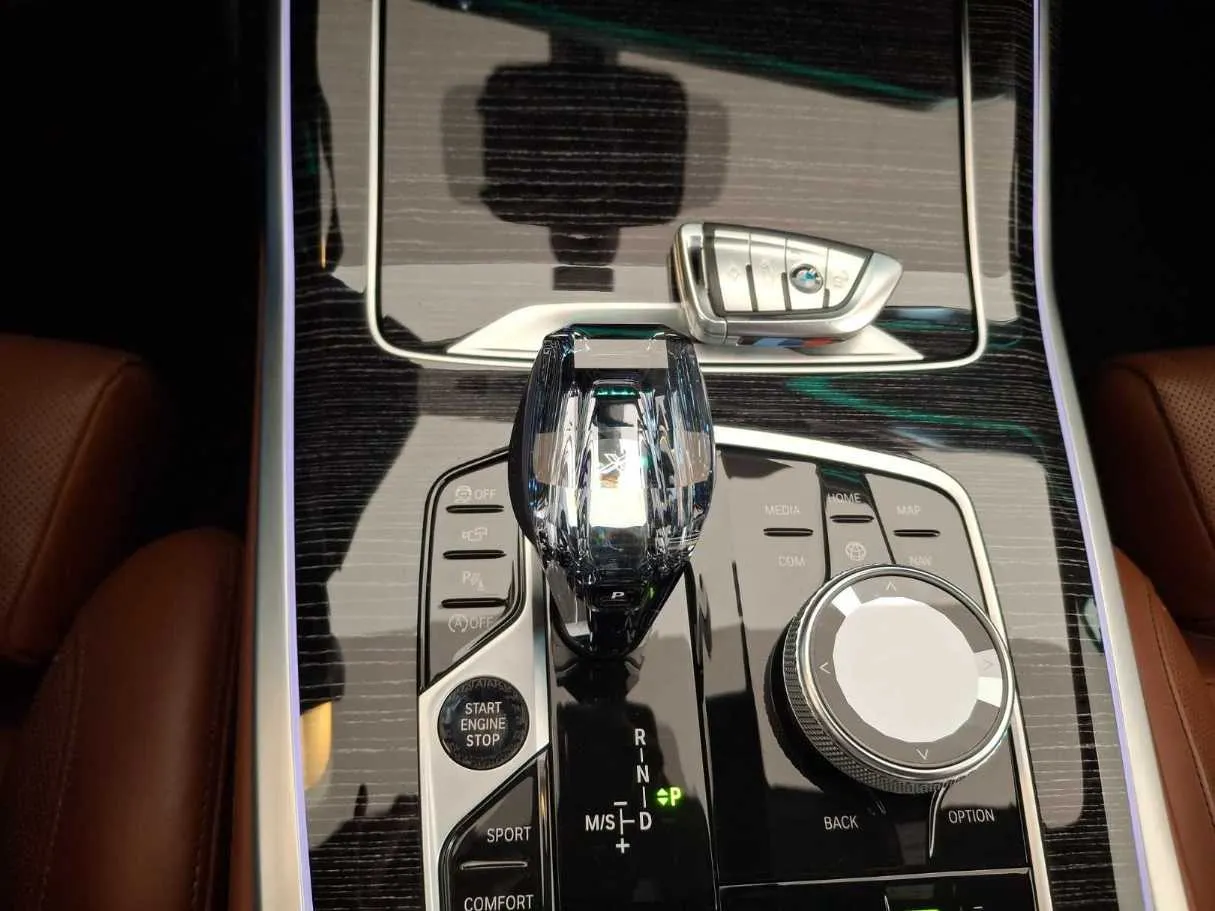 Car image 17