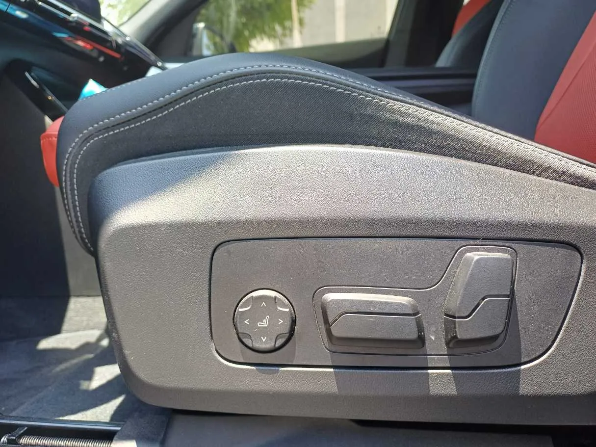 Car image 24