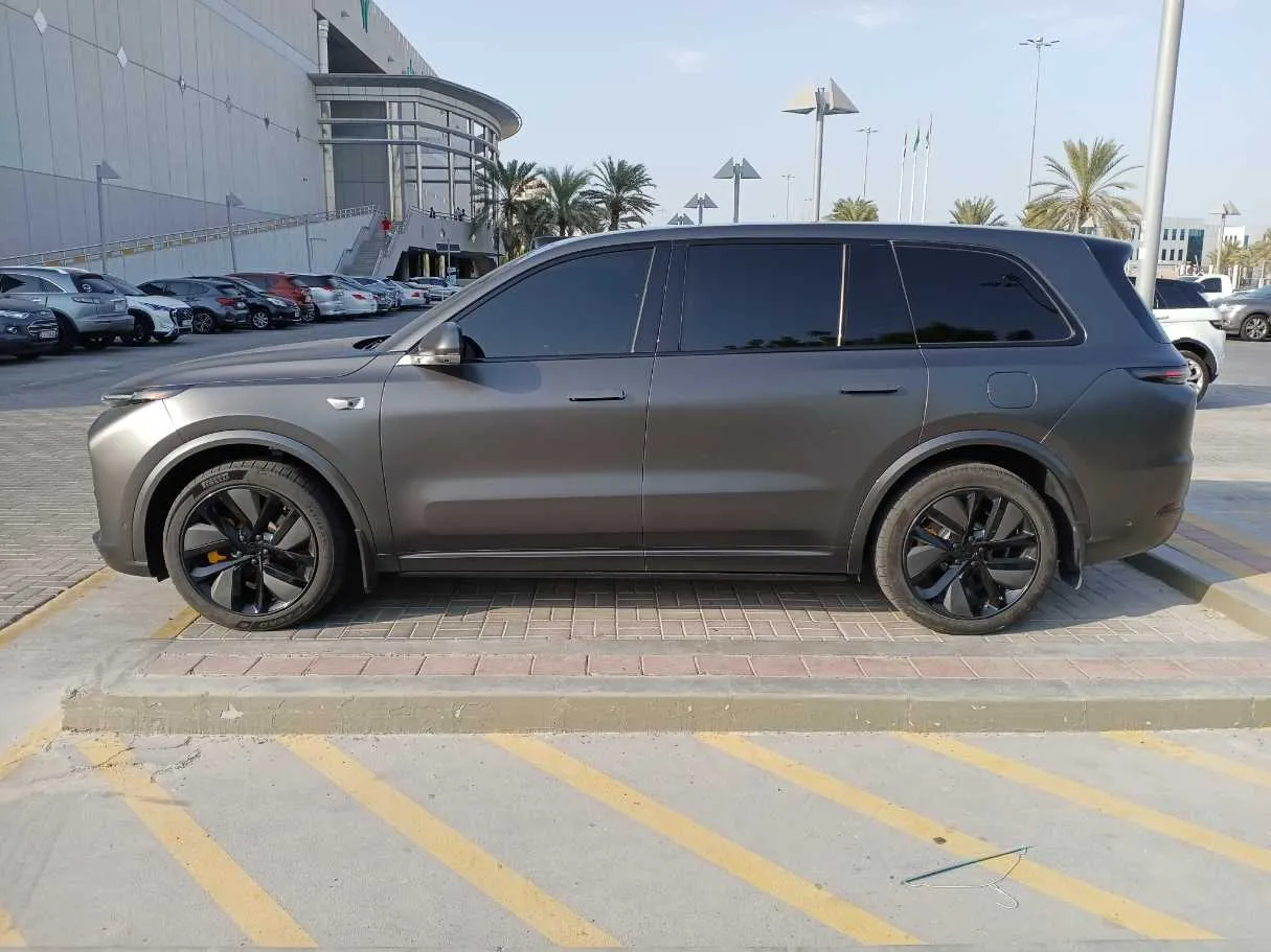 Car image 4