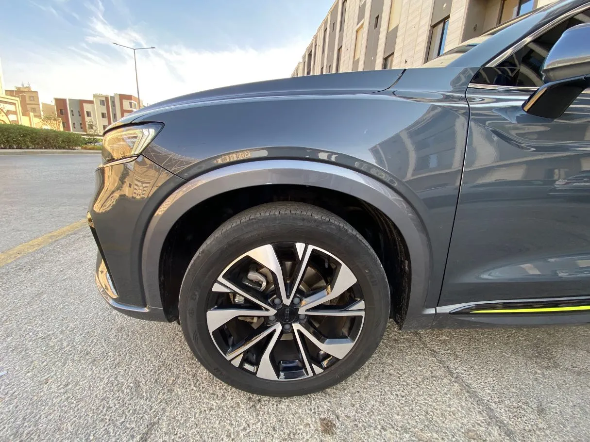 Car image 9