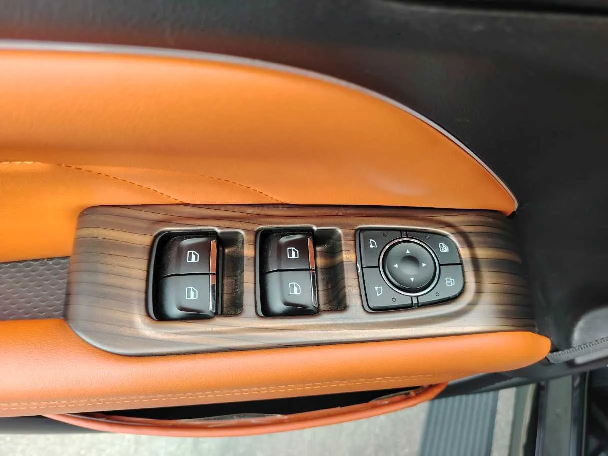 Car image 40