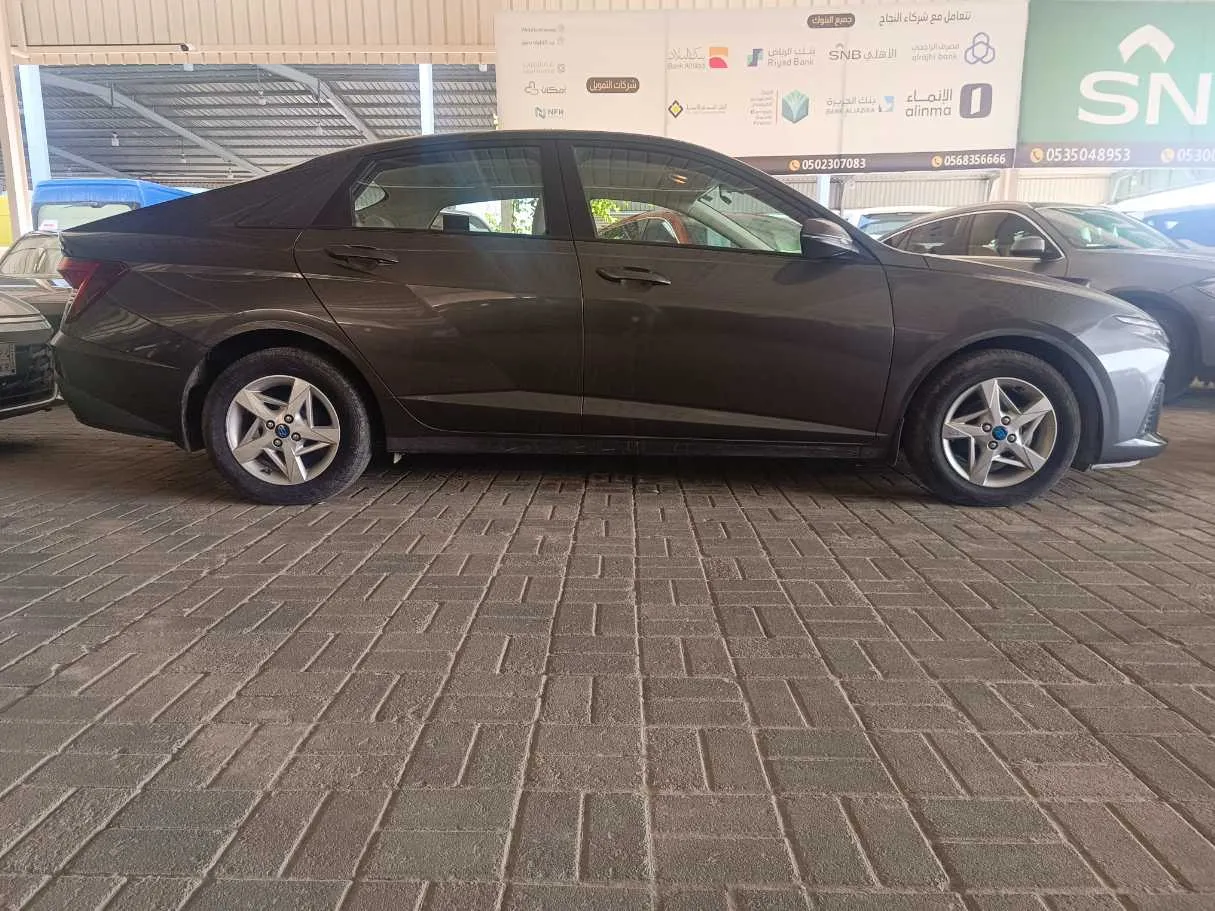 Car image 4