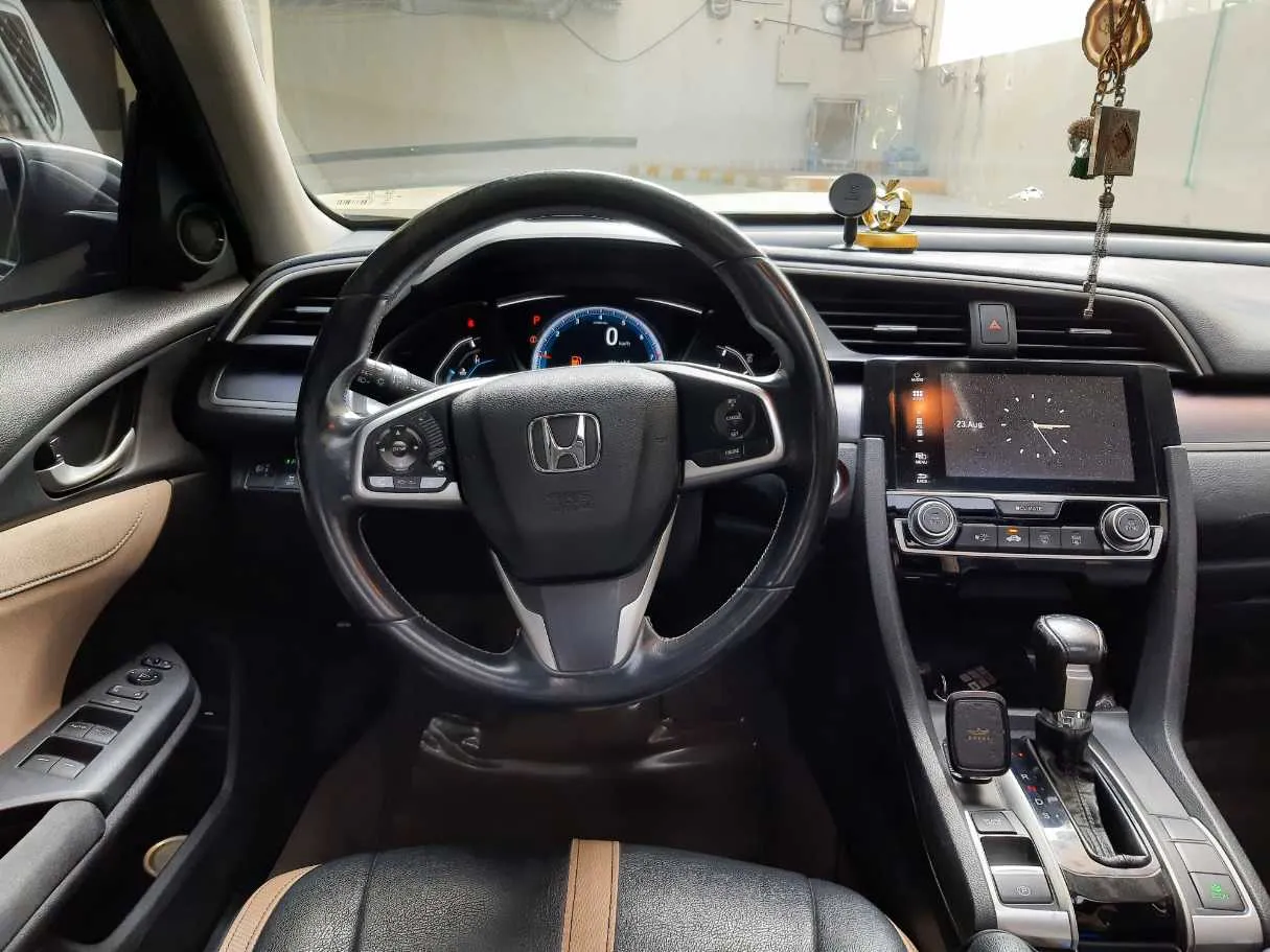 Car image 17