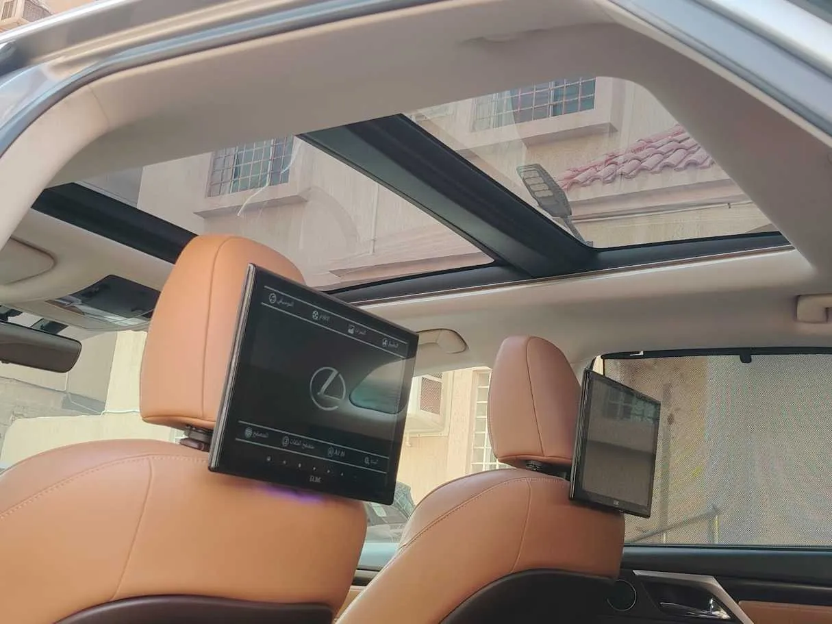 Car image 16