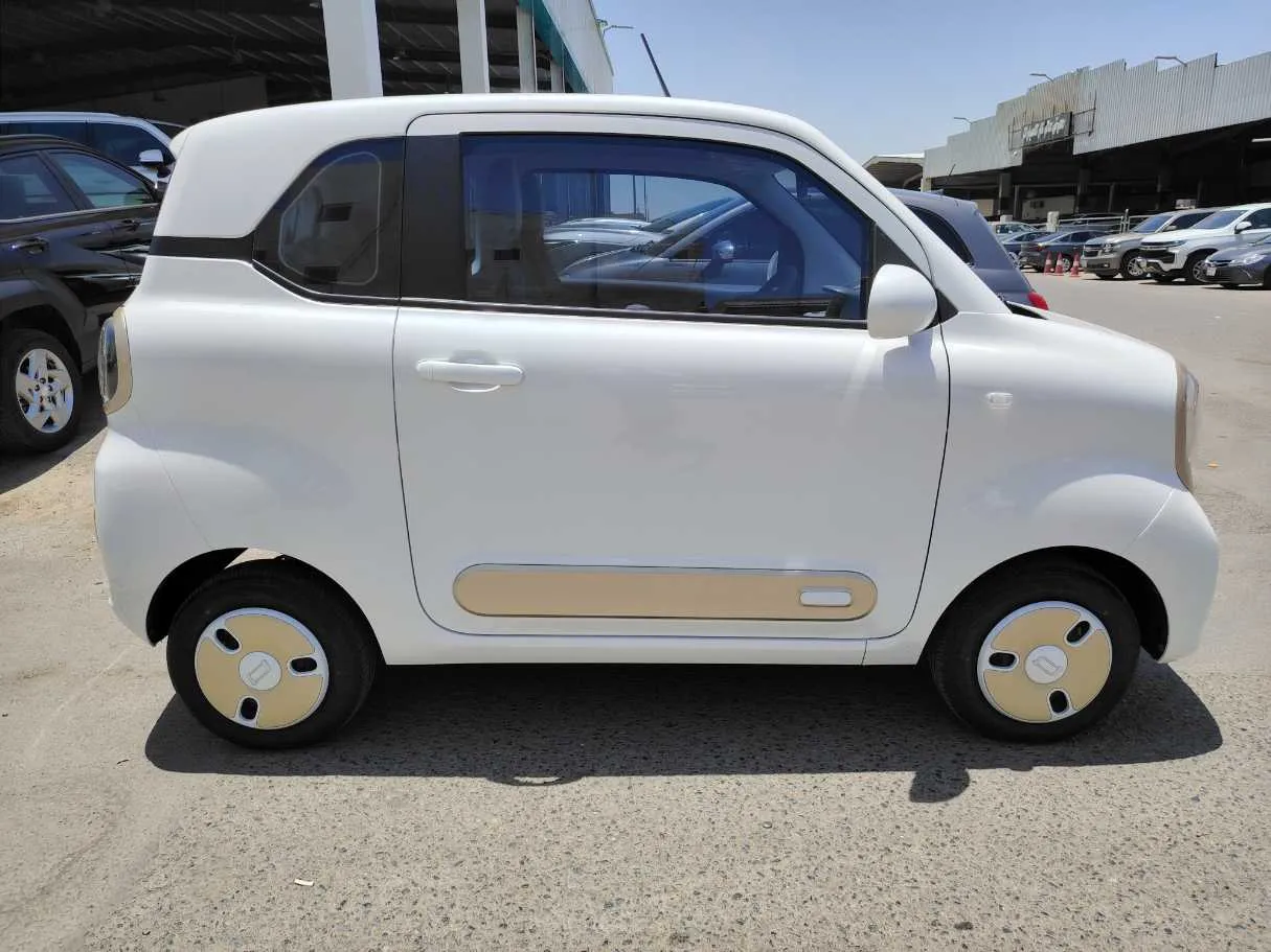 Car image 4