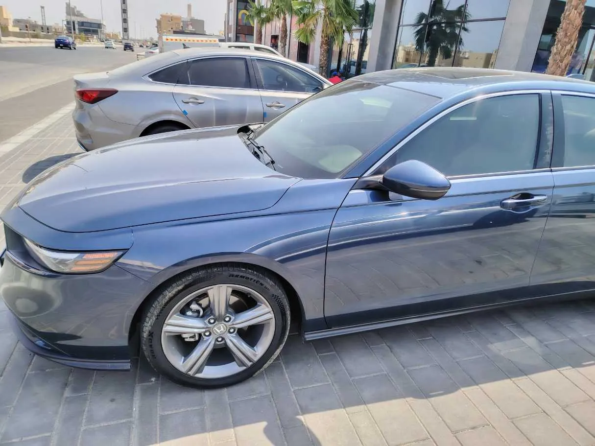 Car image 9