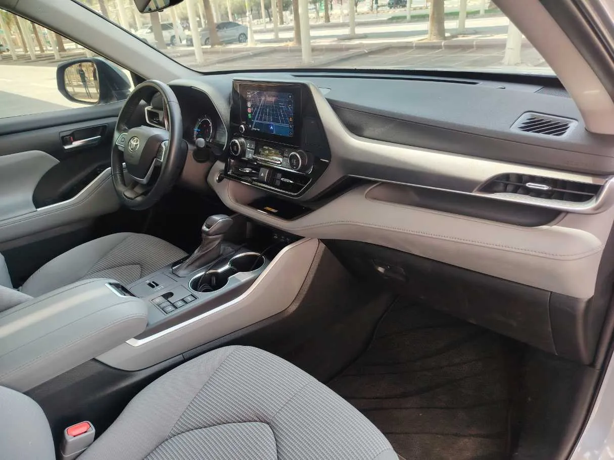 Car image 14