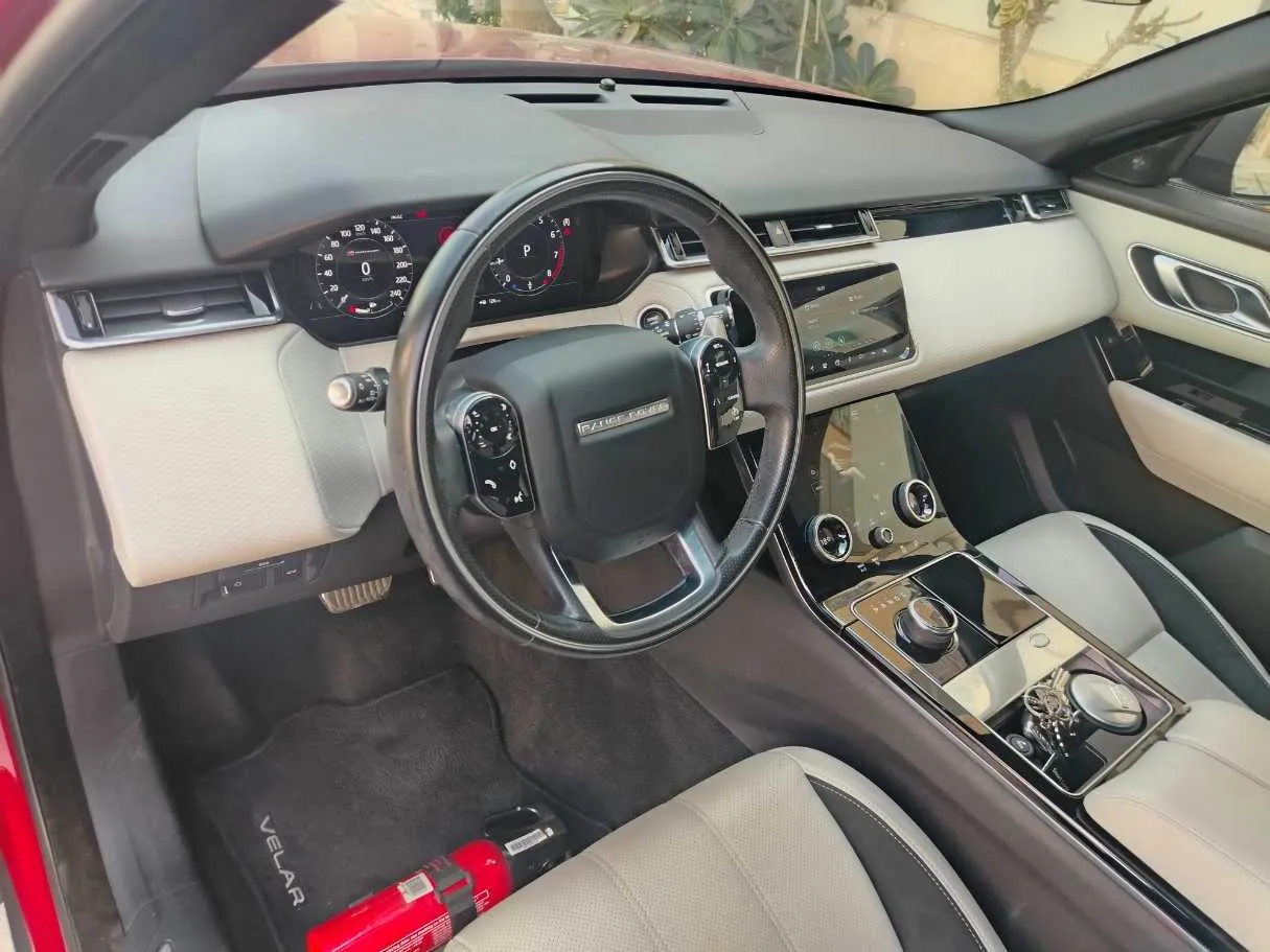 Car image 14