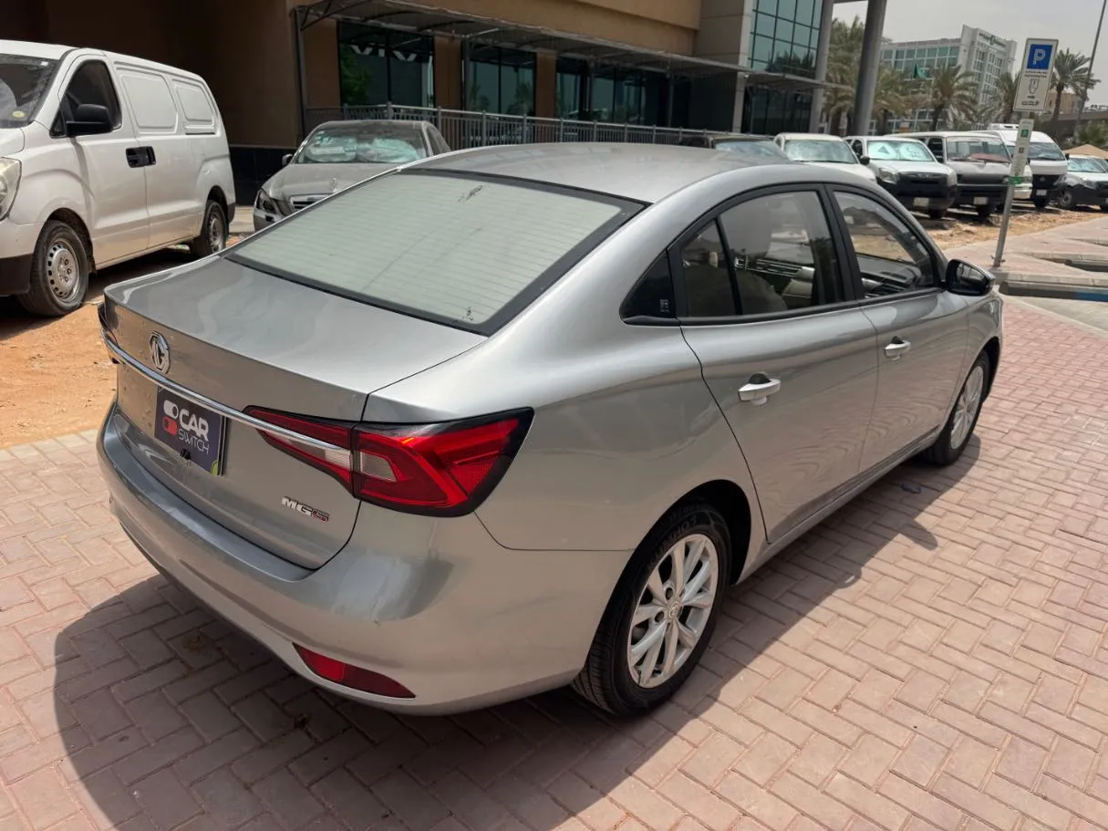 Car image 5