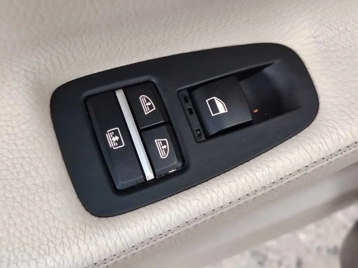 Car image 35