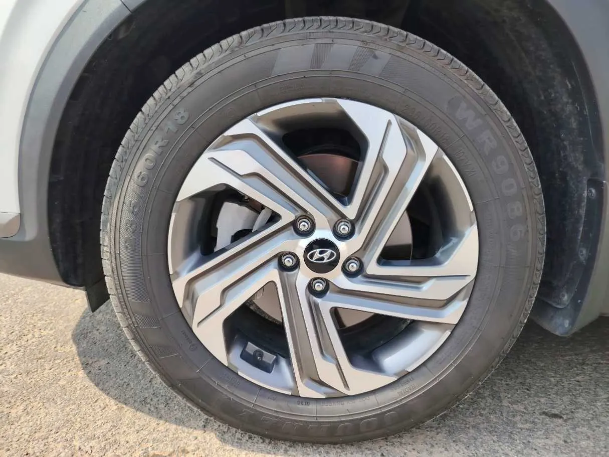 Car image 10
