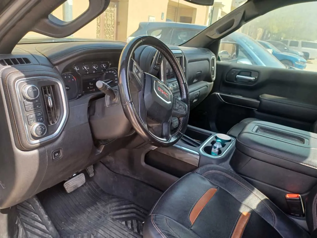 Car image 12