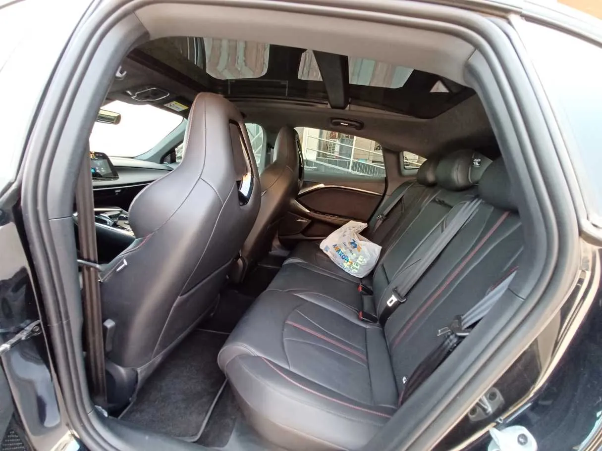 Car image 12