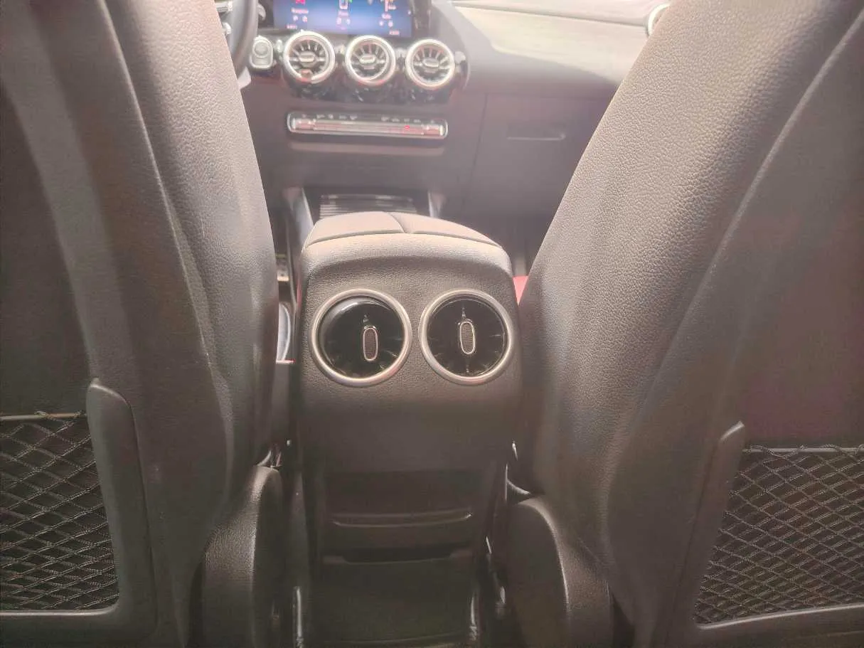 Car image 32
