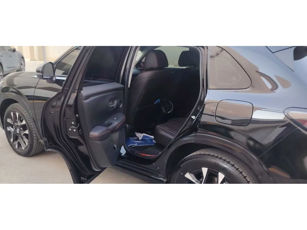 Car image 13