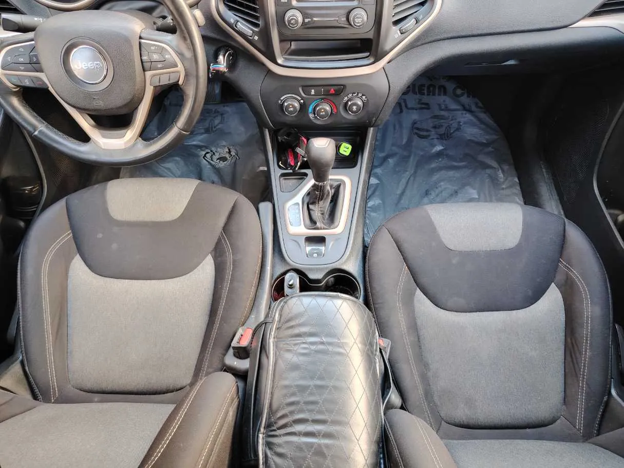 Car image 18