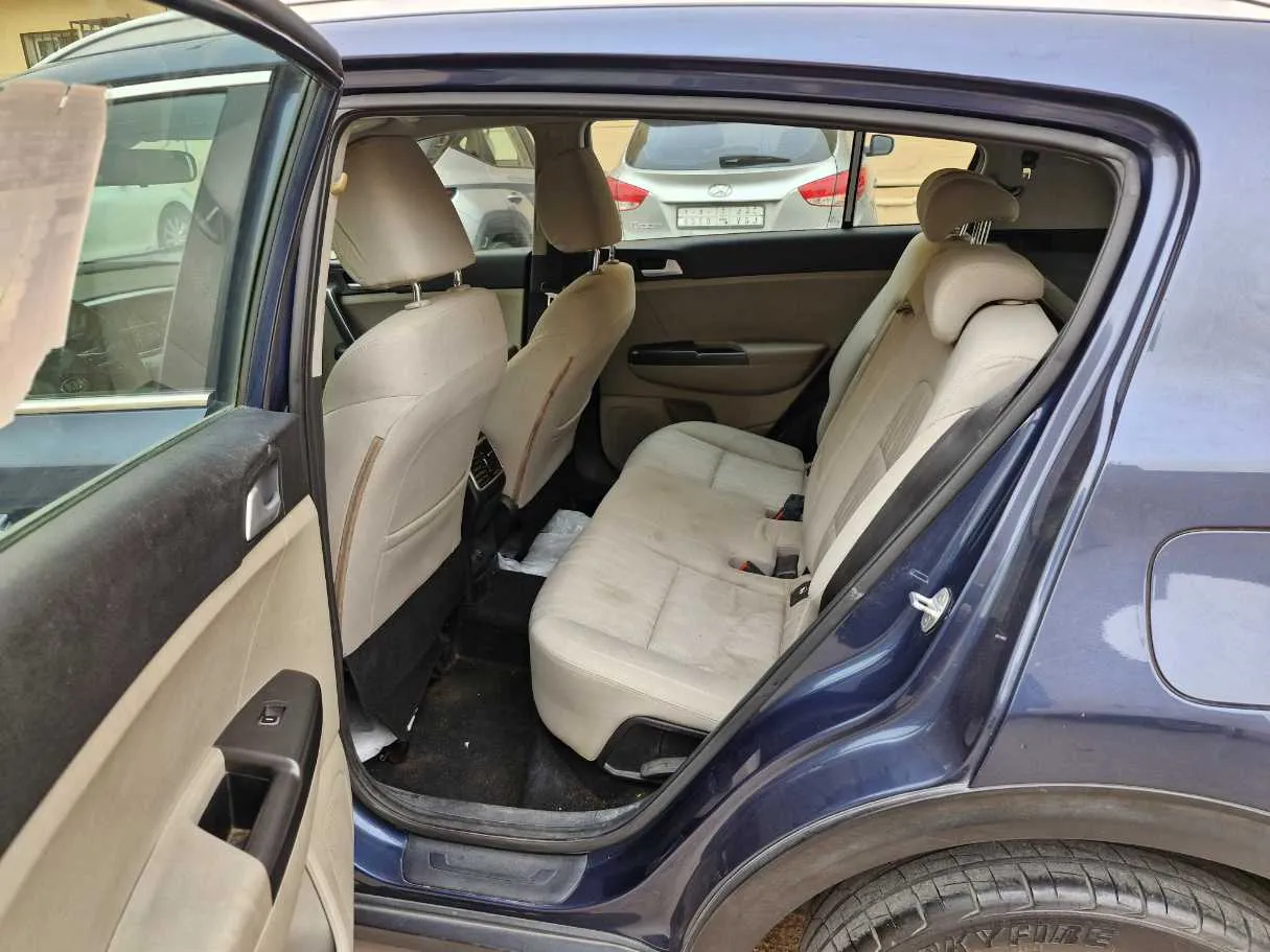Car image 14