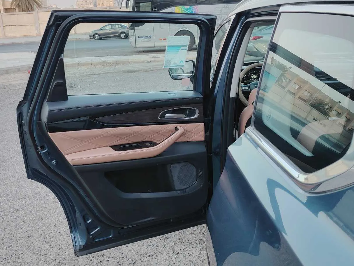 Car image 16