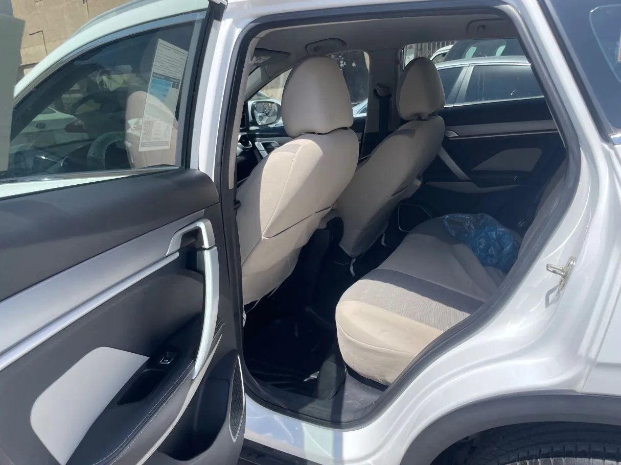 Car image 16
