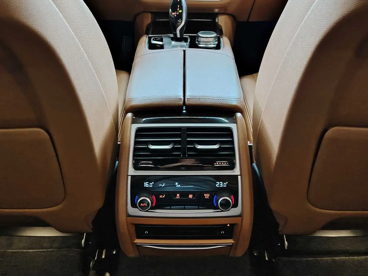 Car image 30