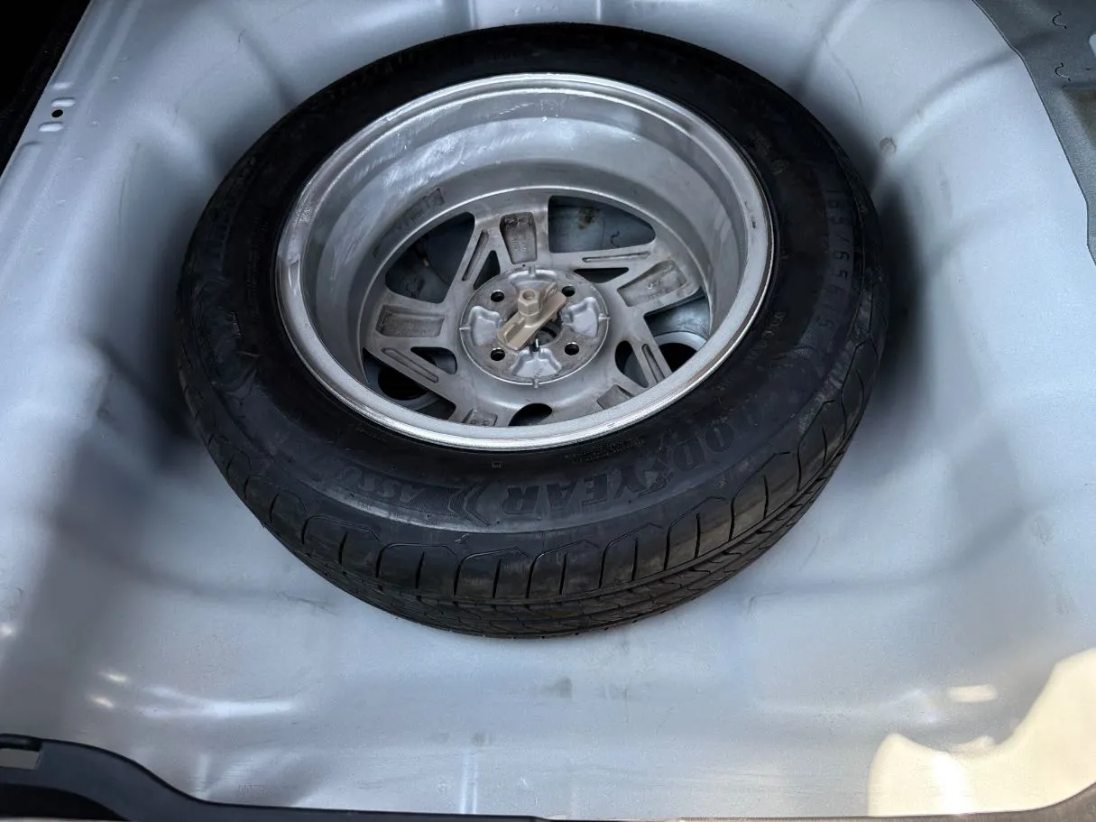 Car image 30
