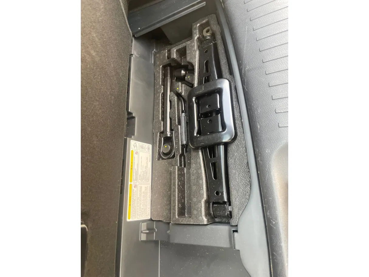 Car image 25