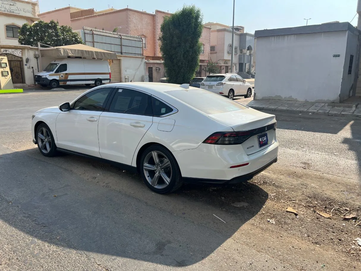 Car image 7