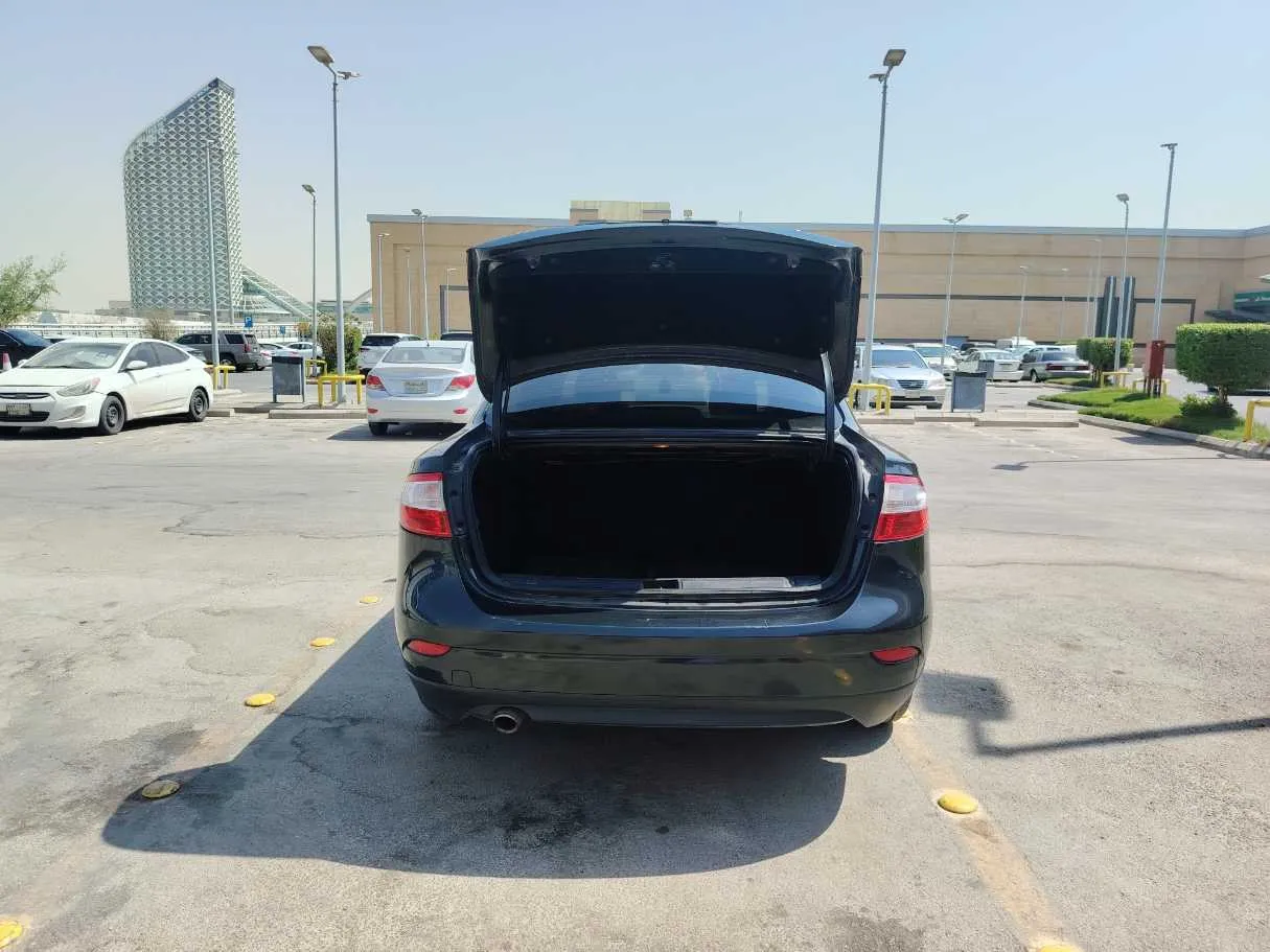 Car image 25