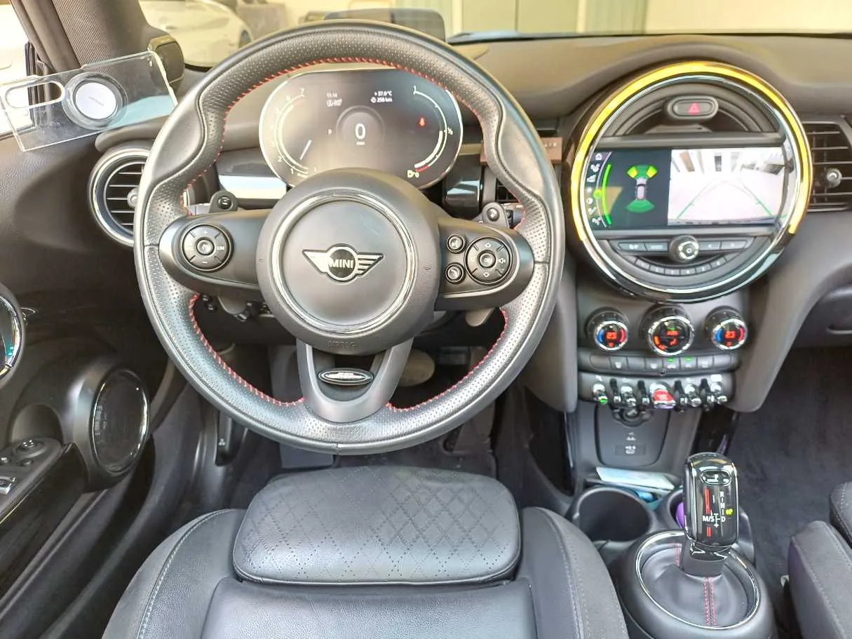 Car image 15