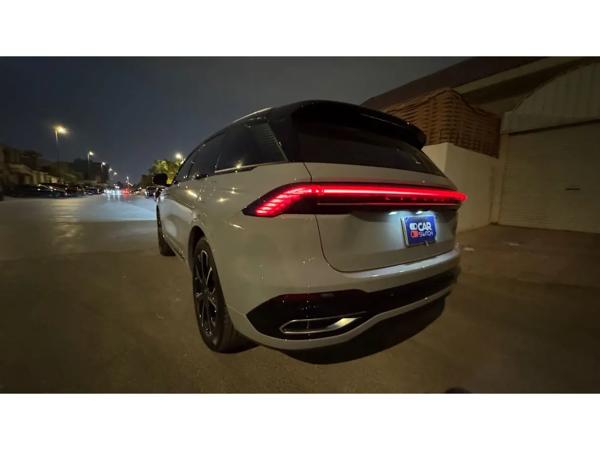 Car image 7