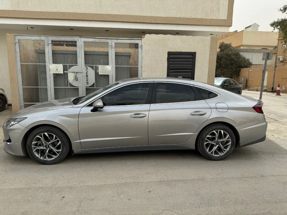 Car image 7