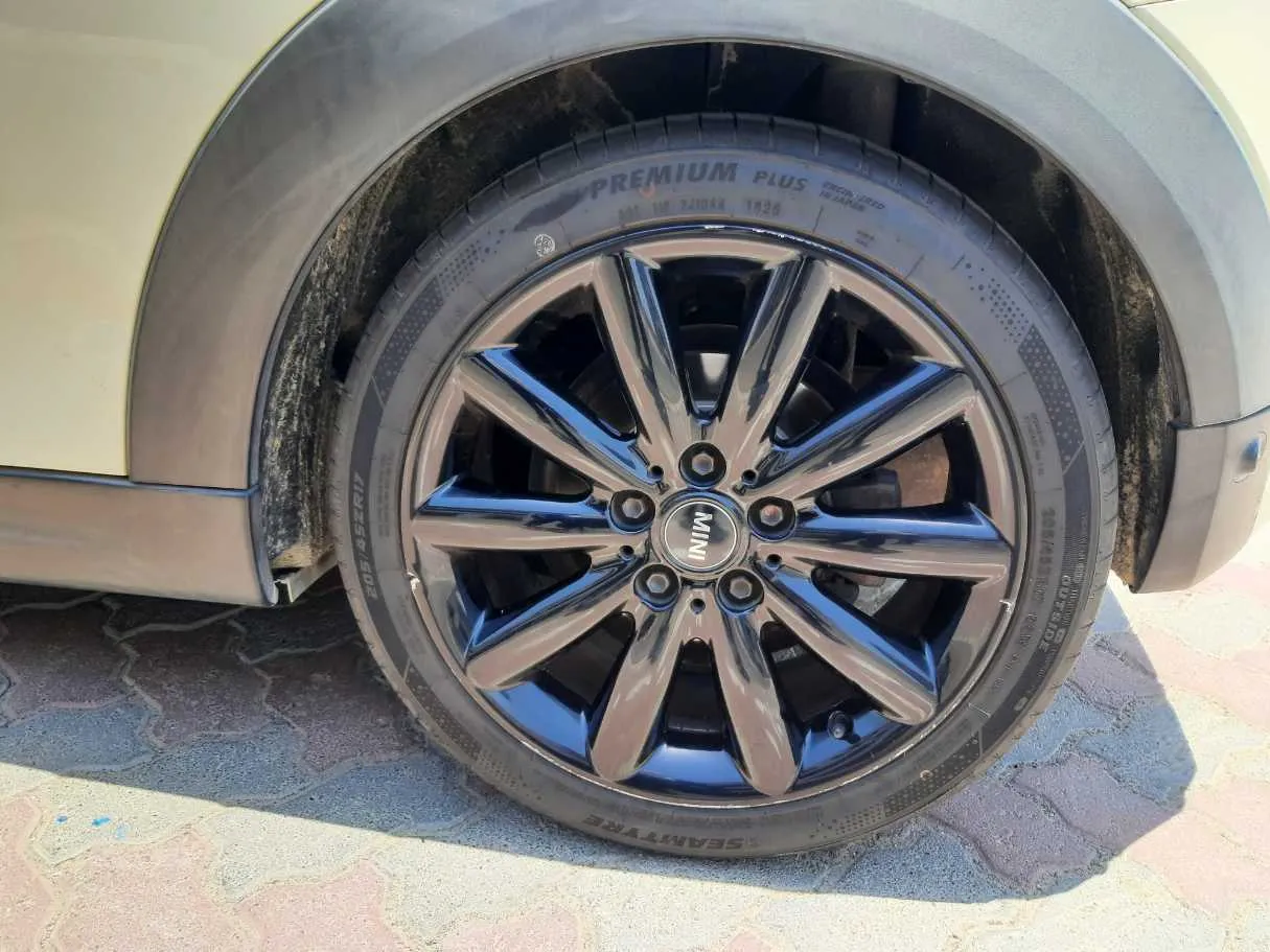 Car image 9