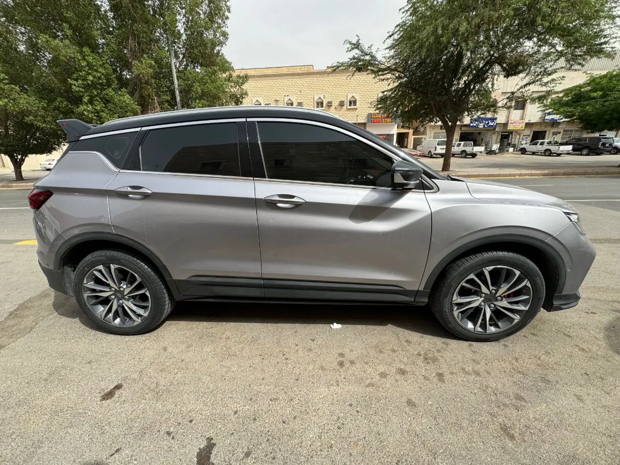 Car image 4