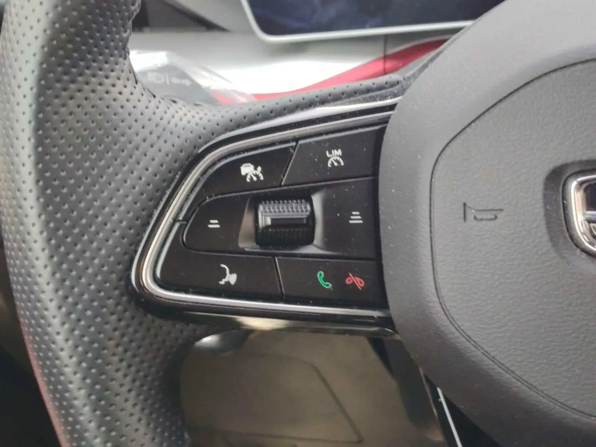 Car image 30